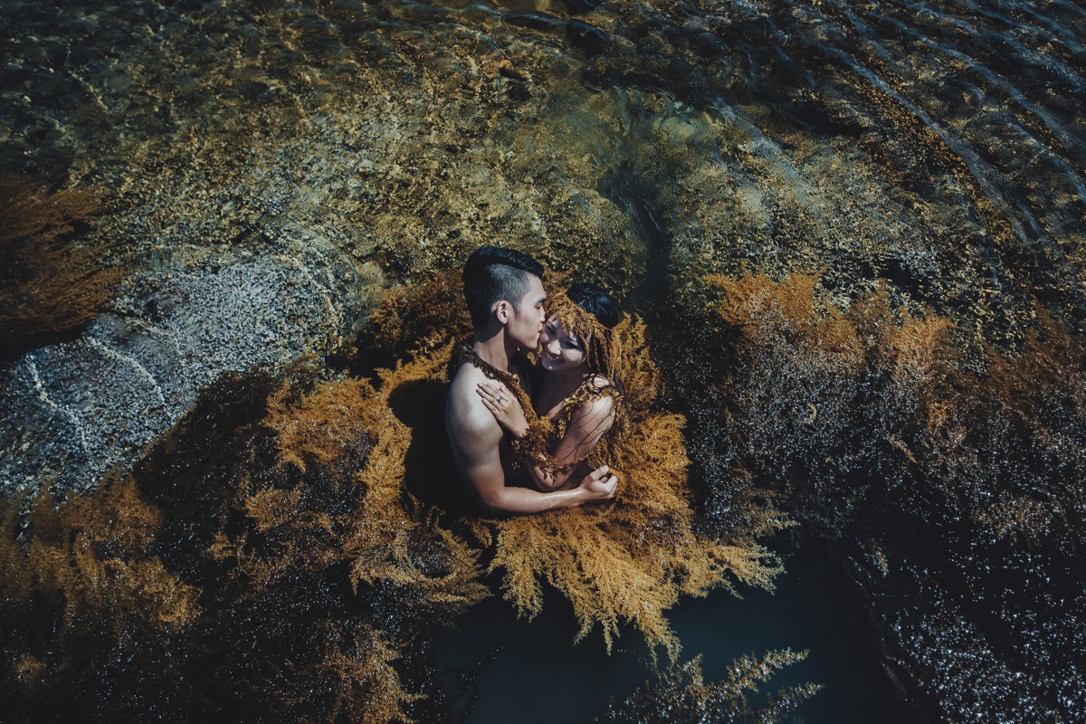 Để phù hợp với chủ đề “trở về miền hoang dã”. Cô dâu và chú rể đều được khoác lên mình những bộ trang phục từ rong rêu do chính ekip tự tay thiết kế.