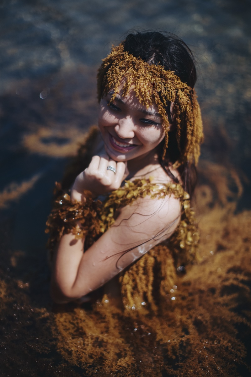 Về phía ekip thực hiện, nhiếp ảnh gia Hai Lecao cho biết: “Việc mang vác thiết bị máy móc đến được địa điểm chụp ảnh là vô cùng khó khăn. Vì địa hình nơi đây có khá nhiều dốc đã lởm chởm. Tôi và một vài anh em trong đoàn bị đá cào rách chân chảy máu. Nhưng để có được bức ảnh ưng ý nhất, chúng tôi vẫn cố gắng lội qua những vùng nước mặn”.