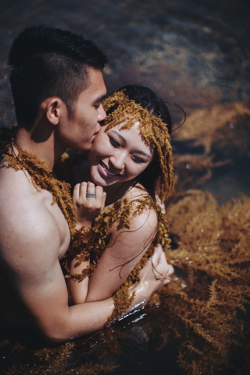 “Dù ekip đã cố định rất chắc cho trang phục bằng rêu của hai vợ chồng tôi, nhưng xuống nước, sóng đánh trôi đi khắp các hướng khiến cả ekip gặp nhiều khó khăn cho việc tạo hình. Bên cạnh đó cái nắng 40 độ khiến da tôi và ông xã cháy sạm đi. Dù mệt nhưng cả hai vợ chồng đều được trải qua những giây phút thú vị ” – cô dâu Thùy Dương tâm sự.