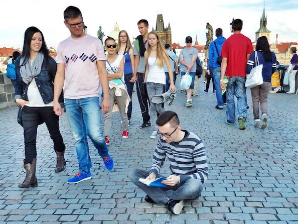 9X ung dung ngoi doc sach o moi dia hinh hinh anh