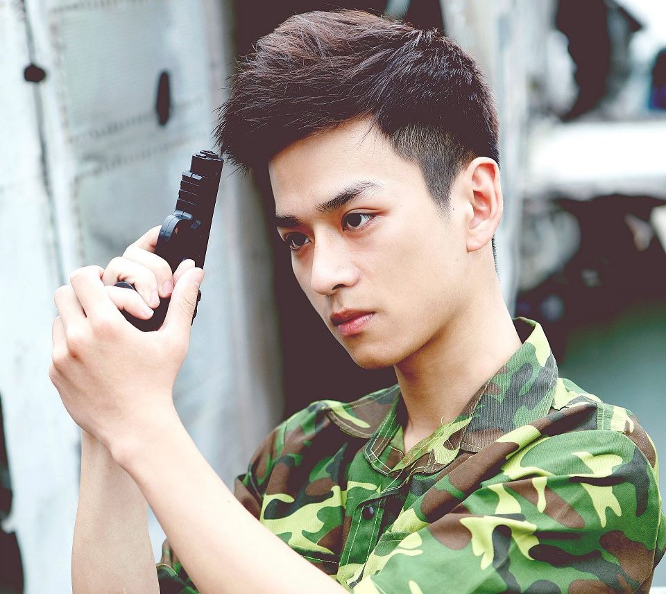 9X dien trai, gay chu y sau bo anh dong tinh hinh anh