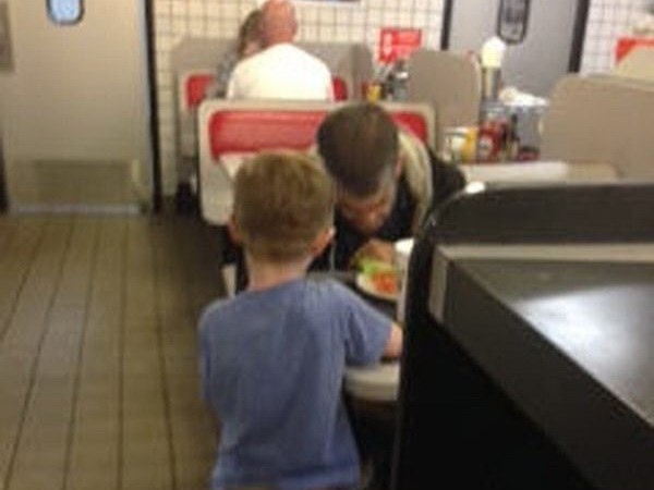 Josiah Duncan tặng bánh cho người vô gia cư. (Nguồn: msn.com).