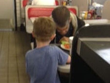 Cau be 5 tuoi tang banh cho nguoi vo gia cu hinh anh