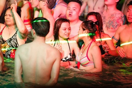 Thiếu nữ mặc bikini vui đùa trong