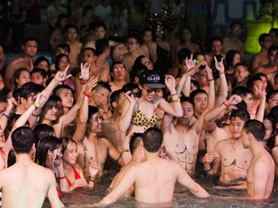 Gioi tre minh tran chen chuc trong tiec bikini gay tranh cai hinh anh