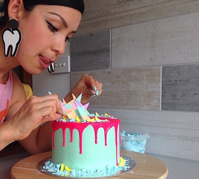 Chăm chút từng chi tiết bánh, Katherine quyết định bỏ nghề giáo viên dành toàn thời gian cho đam mê nghệ thuật.