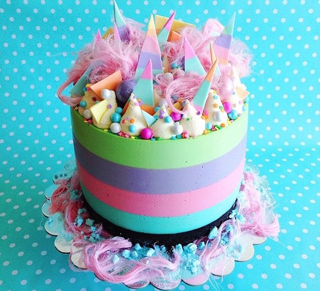 Những chiếc bánh ngũ sắc chính là chìa khoá nổi tiếng trên mạng của Katherine. Món quà cuối kỳ này cũng rất hấp dẫn với các em học sinh của cô giáo Việt kiều.