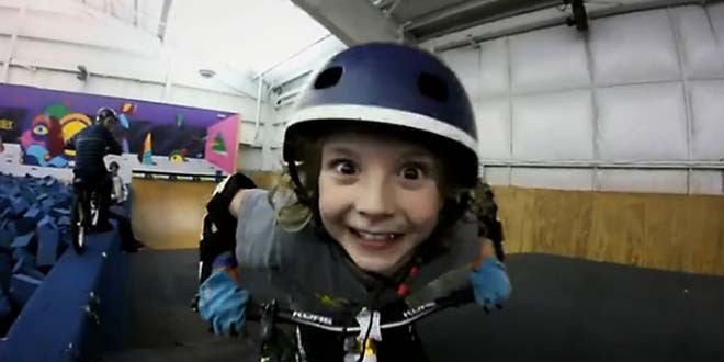 Clip Jackson 11 tuoi dap xe dia hinh hinh anh