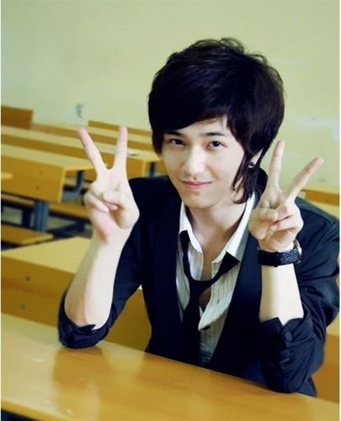 Huỳnh anh từng là gương mặt đại diện cho rất nhiều tạp chí tuổi teen. Thủa mới bước chân vào showbiz, Huỳnh Anh nổi tiếng với đẹp hiền lành, thư sinh như diễn viên Hàn Quốc