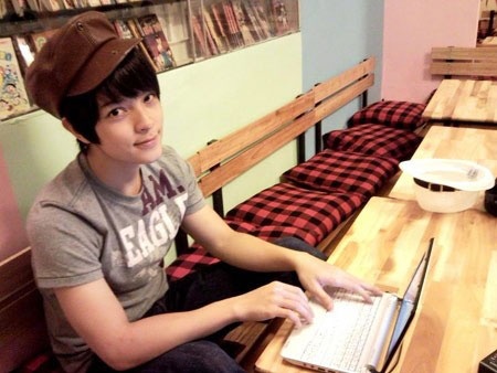 Năm 2008, chàng hot boy Kelbin Lei bắt đầu được mọi người biết đến bởi gương mặt đẹp và phong cách thời trang Hàn Quốc. Chính nhờ ngoại hình bắt mắt, chàng trai này trở thành người mẫu ảnh cho nhiều tạp chí tuổi teen.