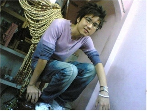 Mạnh quân là một trong những hot boy được yêu mến qua bộ phim sitcom “Nhật kí Vàng Anh”. Thủa mới vào nghề, chàng trai này thu hút với gương mặt sáng, lối diễn xuất tự nhiên. Đặc điểm dễ nhận biết nhất ở chàng hot boy này là kiểu tóc “chôm chôm” và nụ cười tươi tắn.