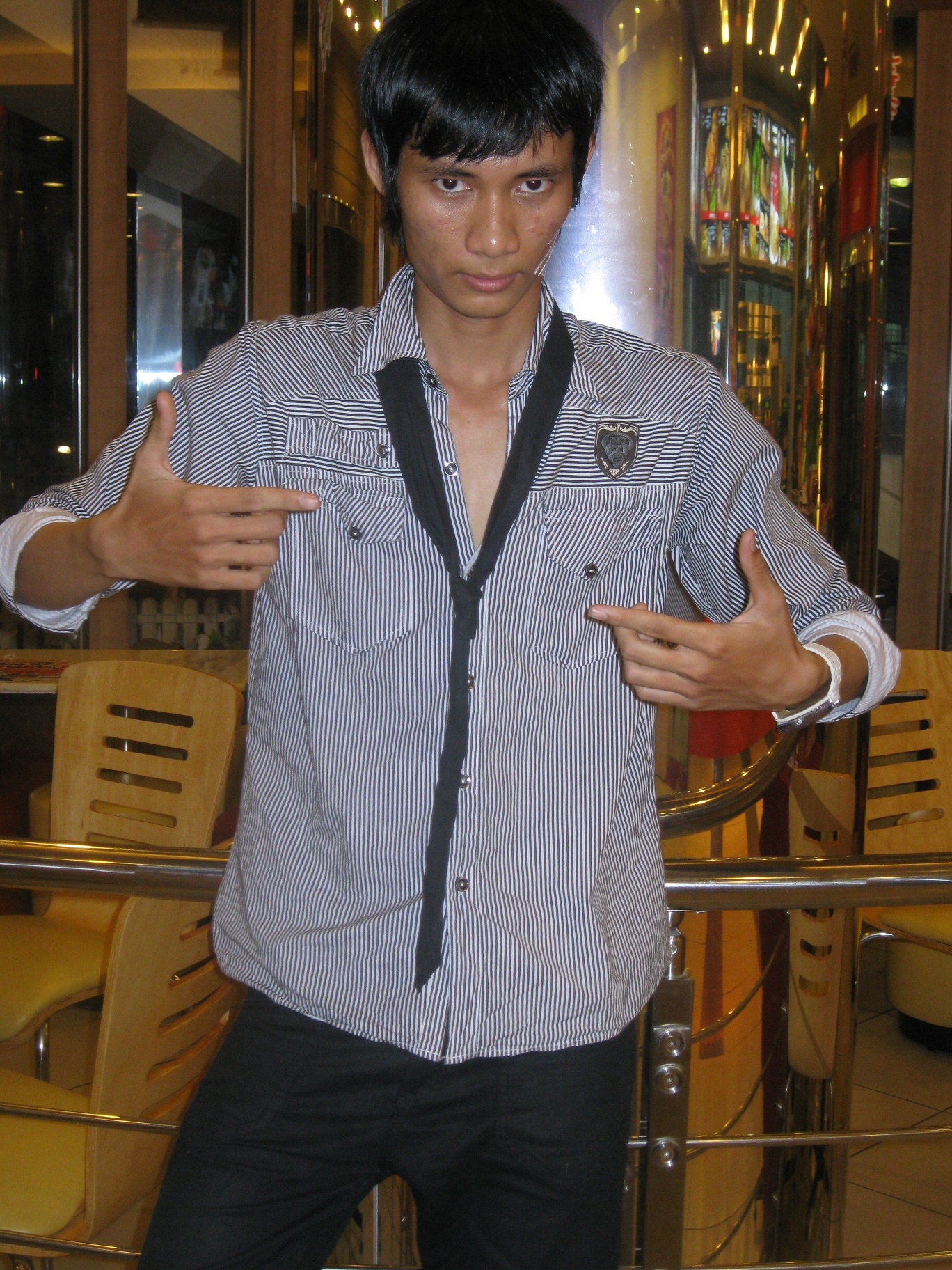 Yêu thích nghệ thuật từ nhỏ, sau khi tốt nghiệp lớp 12, Tuấn Chinh quyết tâm thi vào trường sân khấu điện ảnh. Tuy nhiên, với ngoại hình xấu xí, chàng trai này