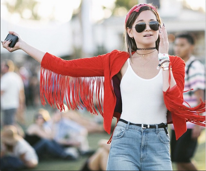 Blogger khoe gu thẩm mỹ trong lễ hội âm nhạc thời trang nổi tiếng 2015 tại Mỹ.