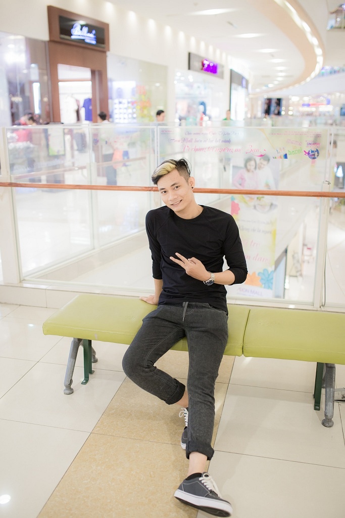 Không chỉ thay đổi về ngoại hình, Tuấn Chinh còn lột xác cả về gu thời trang