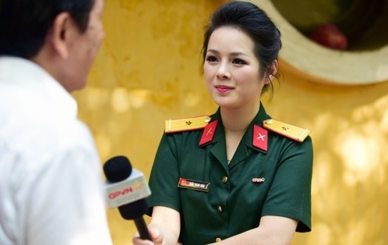 Với mong ước theo nghiệp báo hình, cô đã đầu quân về phòng thời sự, kênh Quốc phòng Việt Nam trong vai trò biên tập viên, dẫn chương trình.