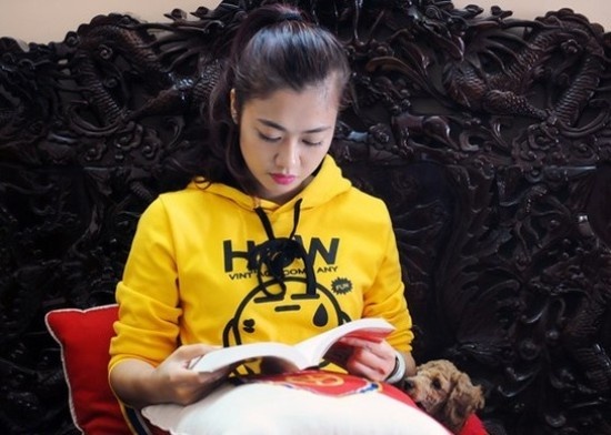 Có hôm phải thức đêm hoặc đến cơ quan từ 3 - 4 giờ sáng để cập nhật thông tin và chuẩn bị các bài dẫn cho bản tin của mình.
