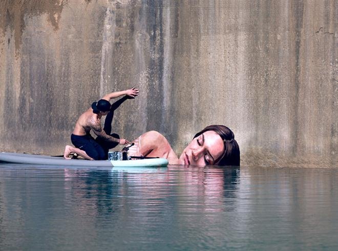 Theo Boredpanda, Sean Yoro, một họa sĩ đường phố đến từ New York (Mỹ) với nghệ danh Hula, đã vẽ nên những bức tranh “cô gái tắm tiên” làm mê hoặc các du khách ở Hawaii.