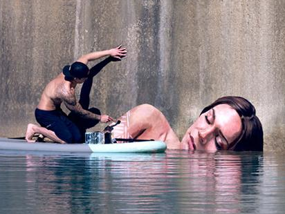 Chang trai co biet tai ve tranh tuong song dong nhu that hinh anh