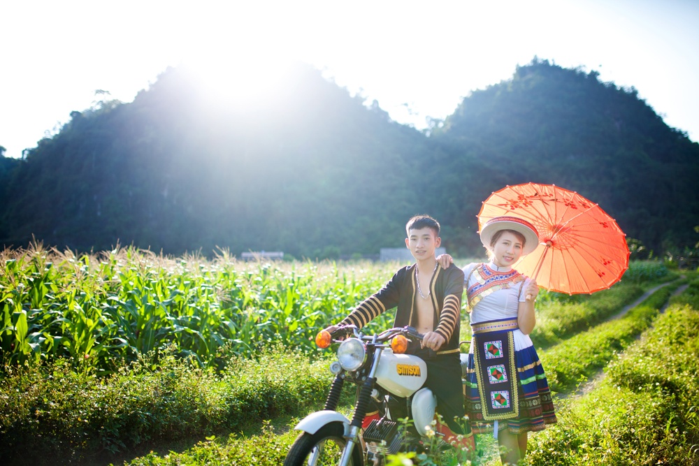 Thập mở quán bán bánh tam giác mạch còn Bằng làm việc tại một quán nước. Tình yêu của họ được chắp cánh bởi những câu chuyện về quê hương, làng xóm. 