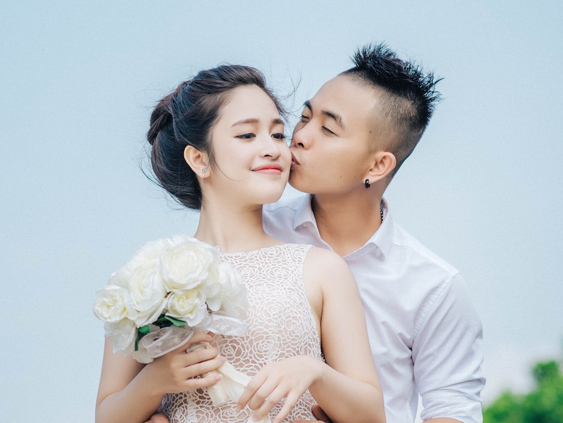 Anh cuoi giua ngay nang nong cua Phuc Bo va ban gai hot girl hinh anh