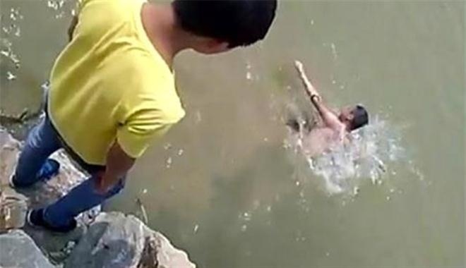 Mao Mao cố gắng kêu cứu, nhưng không ai có ý định giúp cậu bé.