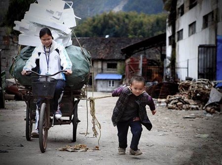 Câu chuyện ảnh về cặp chị em Trương Cảnh Phương, 15 tuổi cùng em trai Trương Dụ Khang, năm nay 8 tuổi nhặt rác kiếm tiền chăm cha mắc bệnh ung thư đang gây xôn xao dư luận Trung Quốc.