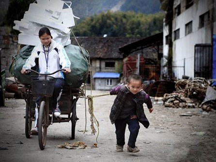 Canh hai chi em nhat rac cuu cha bi ung thu hinh anh