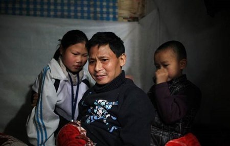 Do mắc phải căn bệnh quái ác, ung thư đại trực tràng, cha của Cảnh Phương và Dụ Khang buộc phải điều trị hóa chất.