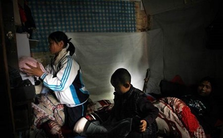 Khi tình trạng bệnh đã có một chút ổn định, người cha Trương Hoài Thuần cũng đi nhặt rác để trang trải bữa ăn qua ngày. Tuy nhiên số tiền kiếm được không bao giờ đủ mặc dù Dụ Khang được trợ cấp 200 tệ (khoảng 700 ngàn đồng)/tháng. Cuộc sống lâm vào cảnh khốn đốn chưa từng có.