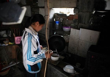 Giờ đây, ba bố con họ Trương đang sống tạm bợ trong một căn nhà ọp ẹp, ẩm mốc với giá thuê là 100 tệ (khoảng 350 ngàn đồng)/tháng. Người cha đã bệnh nặng hơn, phải nằm liệt giường, mọi chi phí sinh hoạt đều do hai chị em Cảnh Phương, Dụ Khang chống đỡ bằng cách đi khắp hang cùng ngõ hẻm thu gom phế liệu bán.