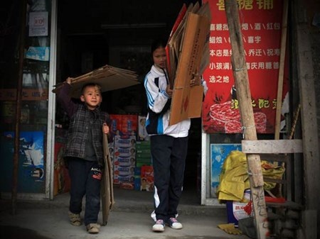 Cũng may, người dân quanh vùng đều là những người nhân hậu, mọi người thường giúp đỡ chị em Cảnh Phương bằng cách bán rẻ, cho không giấy vụn, phế liệu, có người khi biết hoàn cảnh còn cho chị em Cảnh Phương tiền và thức ăn.