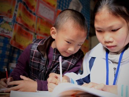 Cuộc sống cứ thế lam lũ trôi qua, mặc dù phải đối mặt với những khó khăn chồng chất, nghèo đói, bệnh tật nhưng chị em Cảnh Phương không cúi đầu trước số phận của gia đình. Cảnh Phương vẫn kiên trì dạy dỗ, giúp đỡ em trai học tập, bên cạnh đó cô bé đảm nhận mọi công việc trong gia đình như một người mẹ.  Câu chuyện về chị em Cảnh Phương được phóng viên ghi lại bằng hình ảnh đã gây xúc động mạnh, nhiều người kêu gọi các nhà chức trách địa phương hãy quan tâm đến hoàn cảnh của họ đồng thời bày tỏ lòng hảo tâm, muốn giúp đỡ cặp chị em này.