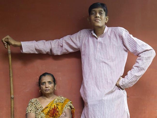 Chang trai An Do khong the xin viec vi cao 2,47 m hinh anh