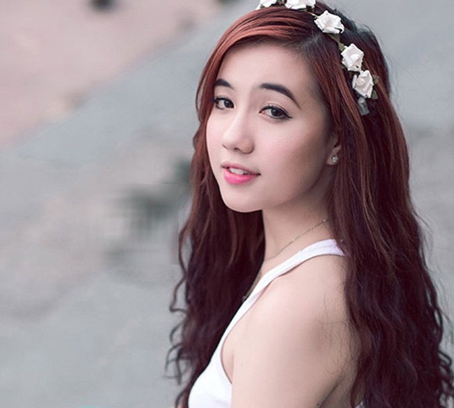 Khi nở nụ cười nhe, hot girl Mie cũng thu hút mọi ánh nhìn.