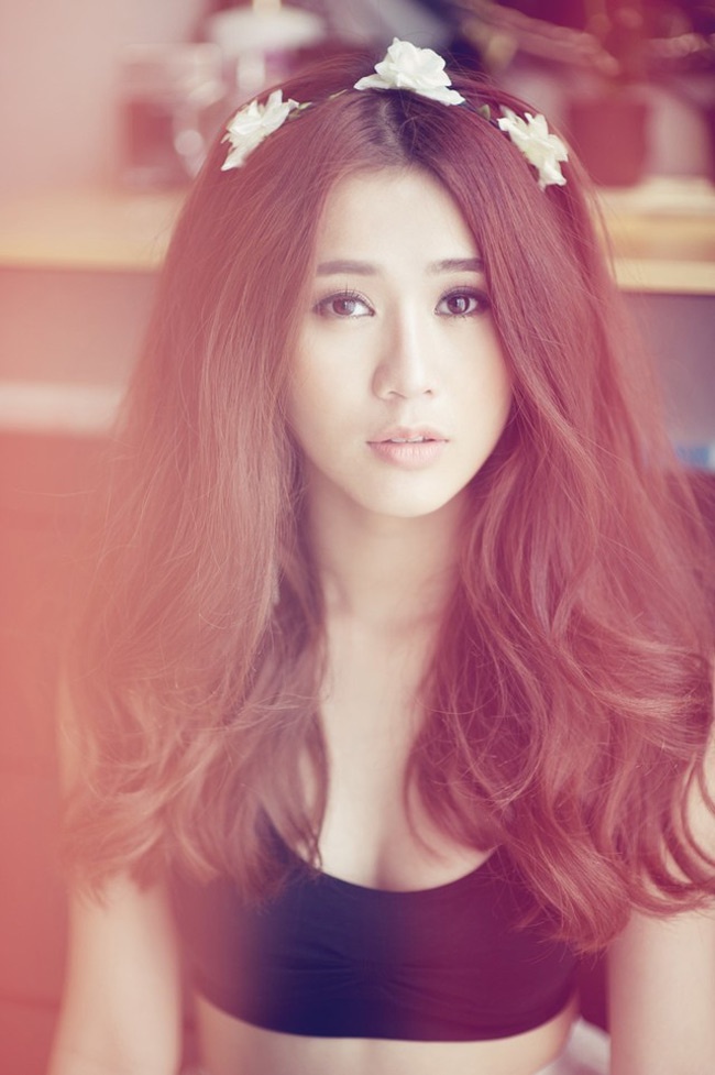 Ngay cả ở góc nhìn thẳng, bờ môi cong cũng rất cuốn hút.