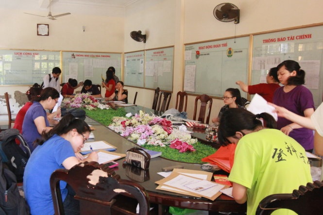 Hàng chục phụ huynh học sinh Trường THPT chuyên Trần Phú (Hải Phòng) cấp tập làm thêm bộ hồ sơ đăng ký tuyển thẳng để gửi trực tiếp vào Trường ĐH Ngoại ngữ (ĐHQG Hà Nội) trưa 30-5 - Ảnh: Tiến Thắng