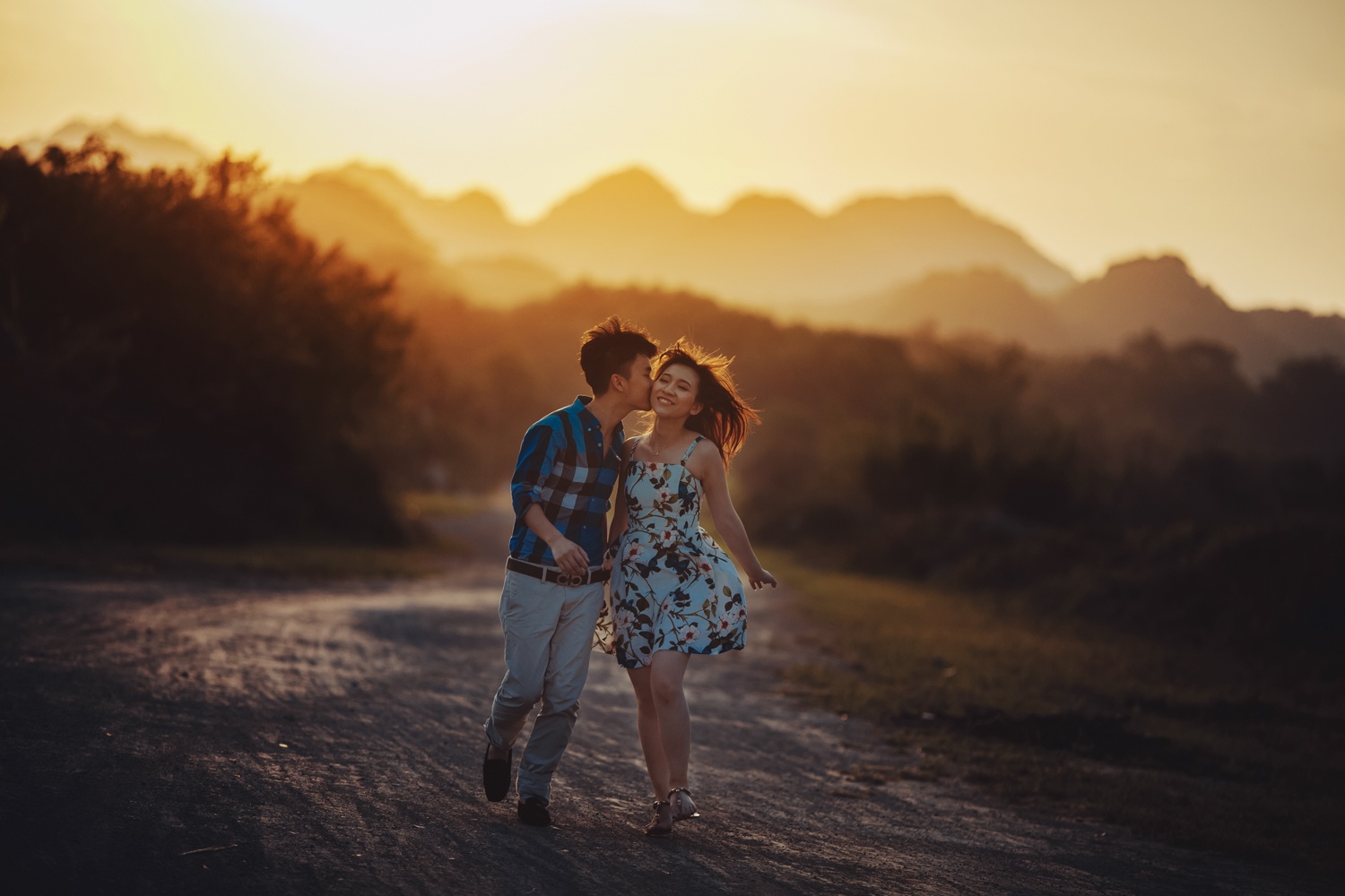 Anh cuoi duoi anh hoang hon cua cap doi Viet kieu Duc hinh anh