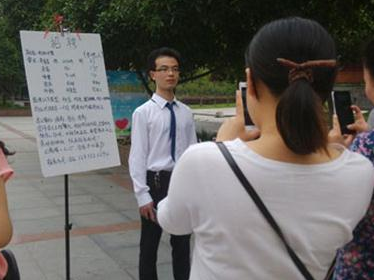 Nam sinh cong khai chon vo trong khuon vien truong hinh anh