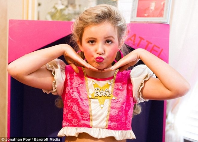 Co be 10 tuoi hoc de tro thanh hoa khoi moi ngay hinh anh