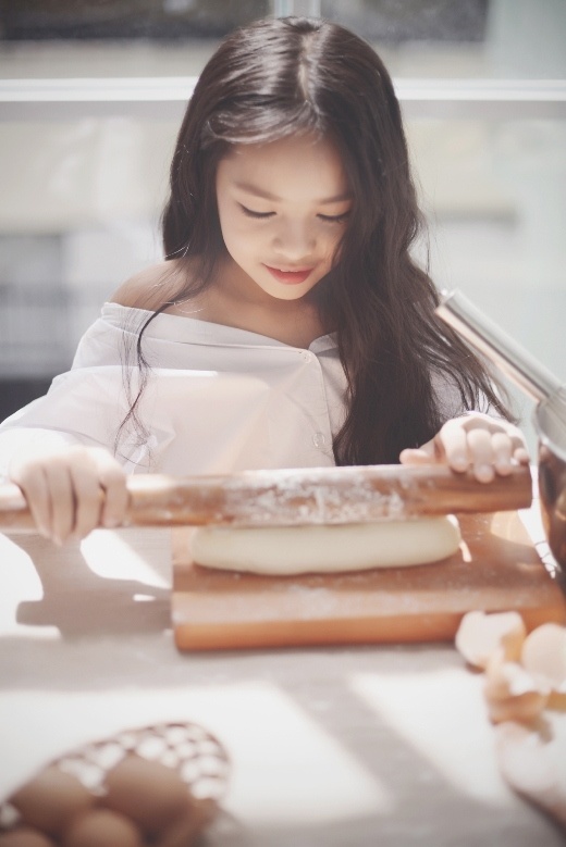 Trang phục của bé Sunny được nhận xét là không phù hợp. Ảnh: NVCC.