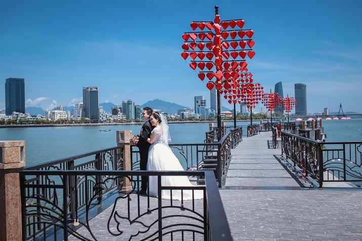 Đến với chiếc càu tình yêu cặp đôi này không