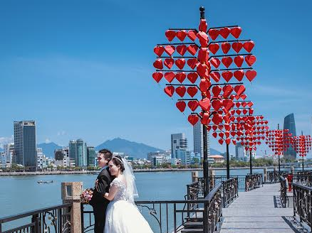 Anh cuoi tai cau khoa tinh yeu cua cap doi me phuot hinh anh