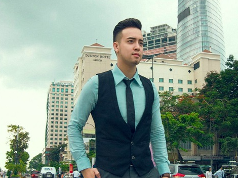 Thay giao dien trai sang tao clip day tieng Anh hai huoc hinh anh