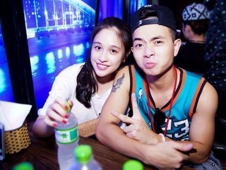 Sống xa nhau hàng nghìn cây số trong suốt 3 năm, nhưng chuyện tình của họ vẫn luôn bền chặt, khiến không ít người người ngưỡng mộ. Một người ở Sài Gòn, một người ở Hà Nội, rất hiếm có cơ hội gặp nhau. Nhưng Hồng Anh cho biết, sự xa cách chính là sợi dây gắn kết họ lại gần nhau hơn.