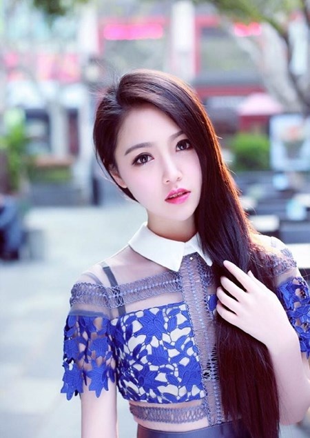 Dư Đình, sinh năm 1994, ở Từ Hối, Thượng Hải, là một trong những hot girl rất nổi tiếng của đại học hàng không dân dụng Trung Quốc bởi vẻ xinh đẹp tinh khiết của mình.