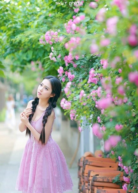 Bên cạnh việc hoàn thành xuất sắc công việc học tập để trở thành một tiếp viên hàng không chuyên nghiệp, Dư Đình còn là một người mẫu bán thời gian.