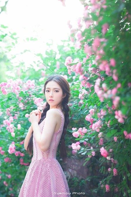 Năm 2014, khi xuất hiện ở hội chợ game China Joy được tổ chức ở Trung Quốc (một trong những hội chợ, triển lãm game lớn nhất thế giới), với vai trò show girl, bằng vẻ xinh đẹp thu hút nổi bật của mình, Dư Đình rất nhanh chóng được cánh phóng viên ảnh chú ý và săn hình.