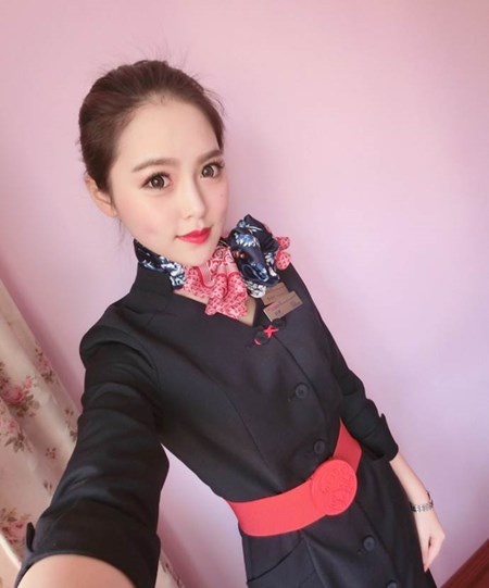 Với khuôn mặt xinh đẹp, hấp dẫn của mình, Dư Đình được rất nhiều hành khách yêu mến. Cư dân mạng không ít người cũng muốn có mặt trên chuyến bay có hot girl hàng không Dư Đình phục vụ.