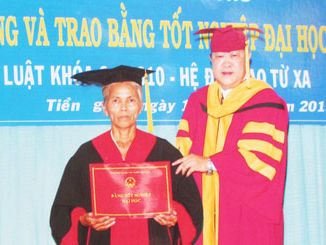 Ba ban chuoi o Tien Giang nhan bang cu nhan Luat hinh anh