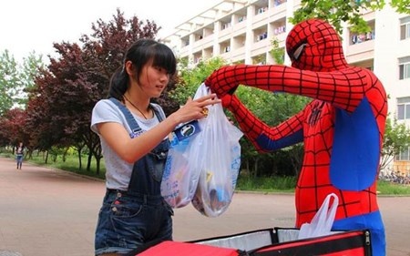 Chàng sinh viên này đăng ký trên mạng xã hội một tài khoản cửa hàng dịch vụ, chuyên cung cấp nhu yếu thực phẩm, đồ tiêu dùng hàng ngày. Chỉ cần có người đặt hàng, anh sẽ dùng tốc độ nhanh nhất để đưa đến tay người đặt mua với thái độ niềm nở, nhiệt tình.